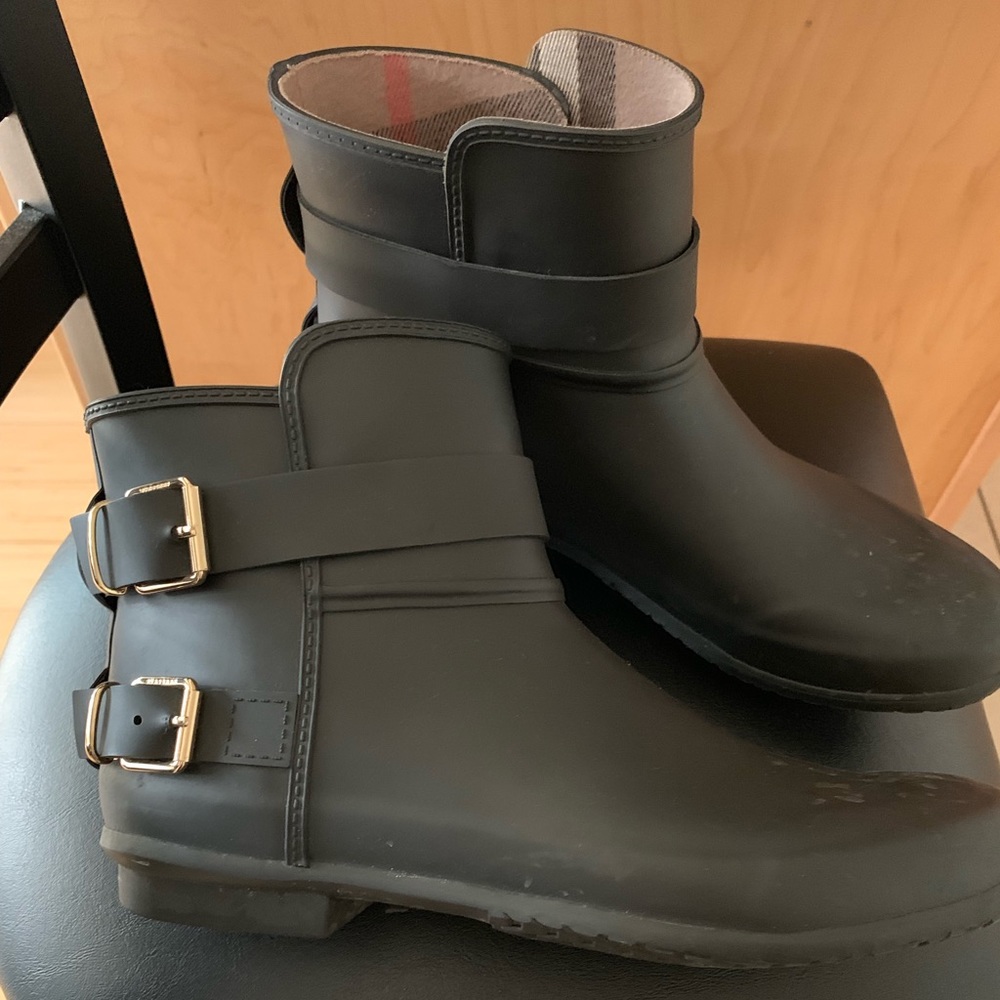 Original Burberry, black size 10.